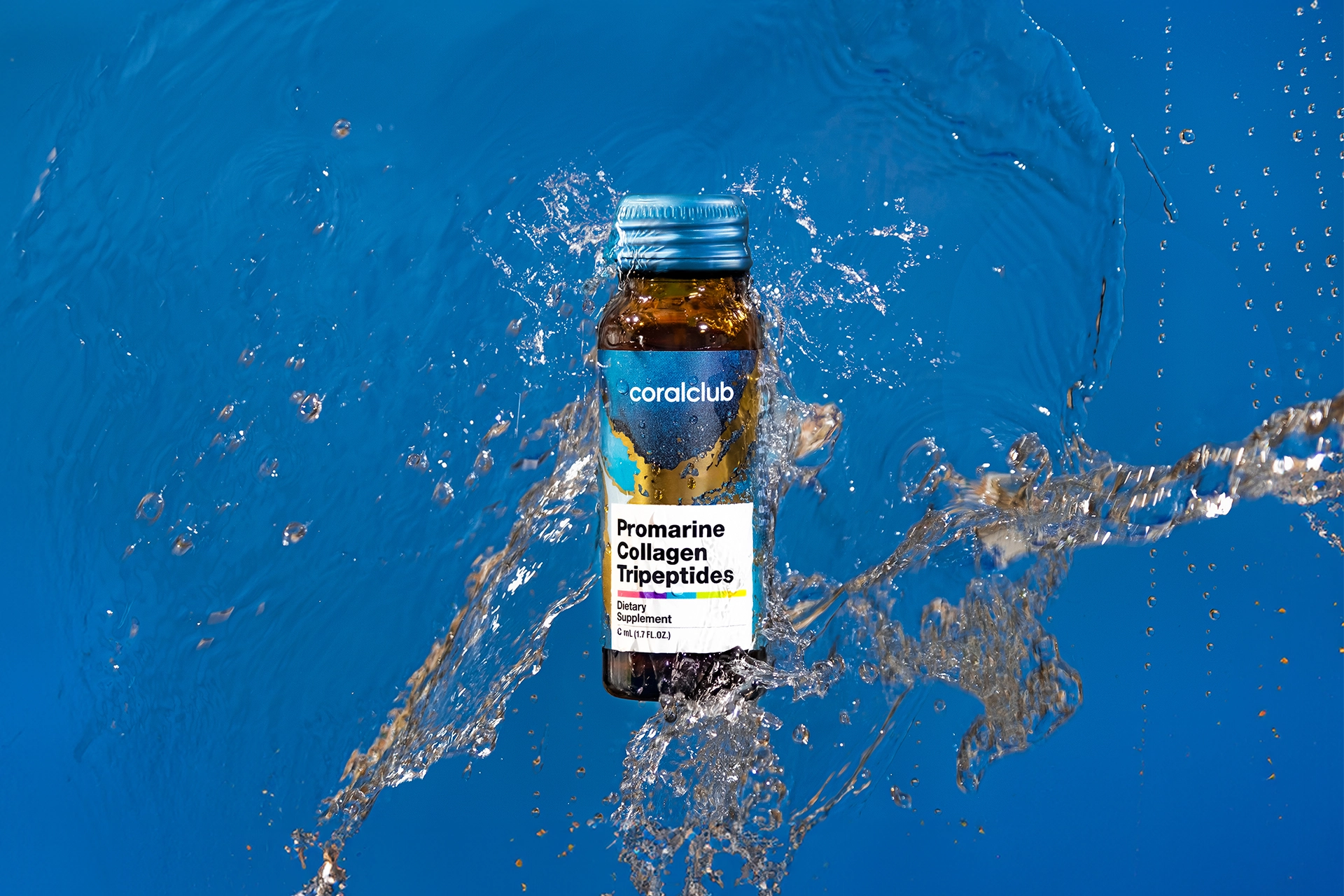 Стеклянный флакон комплекса Promarine Collagen Tripeptides погруженный в чистую воду