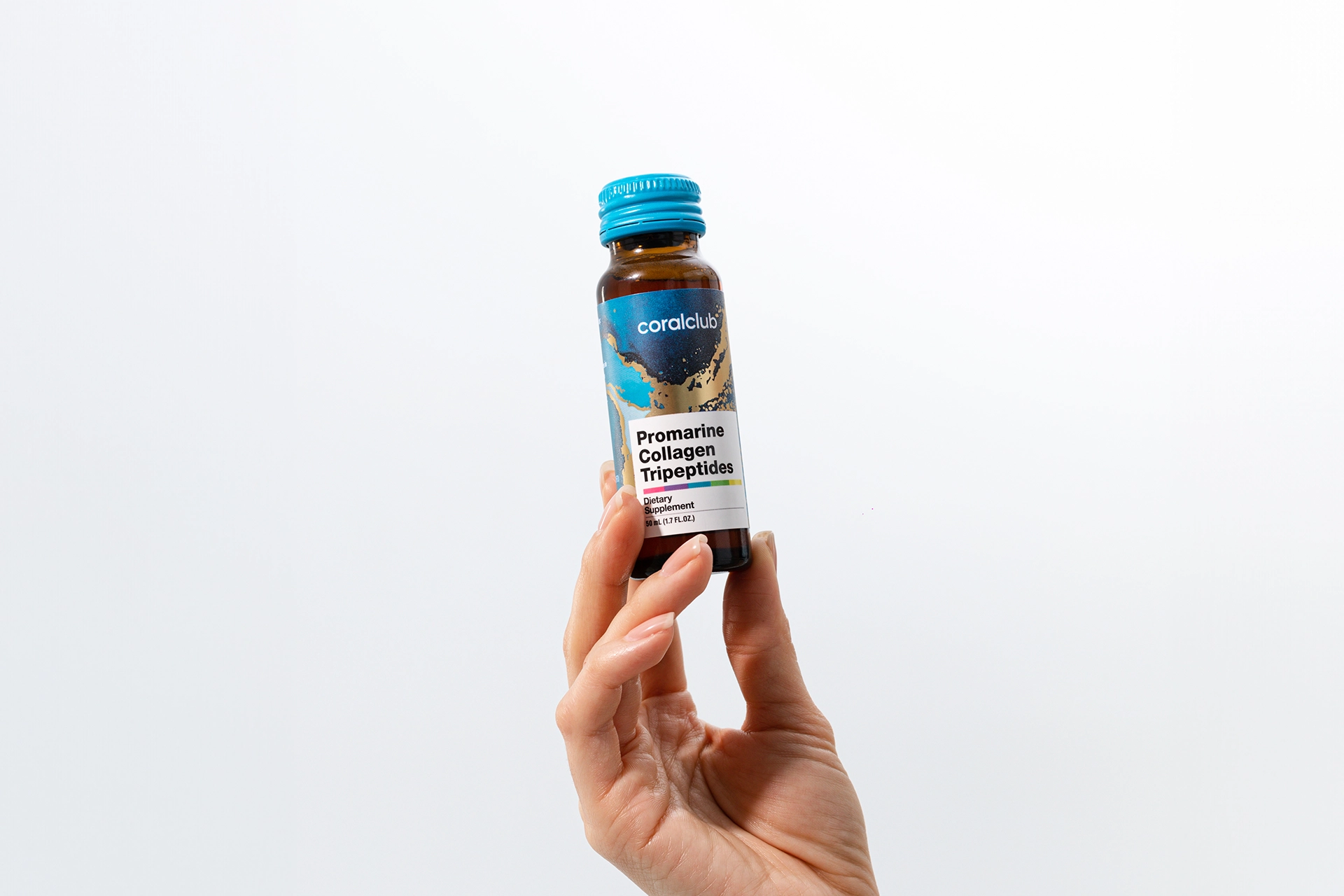 Элегантная подача: флакон Promarine Collagen Tripeptides в руке на фоне утреннего света